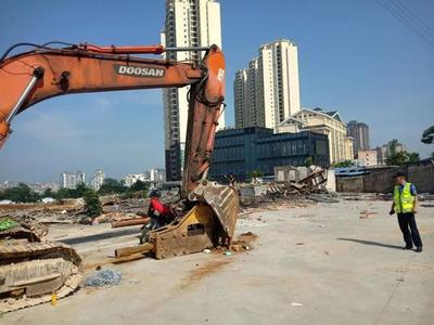 違建！凱里假日廣場上千平方米建筑被拆除，引發關注